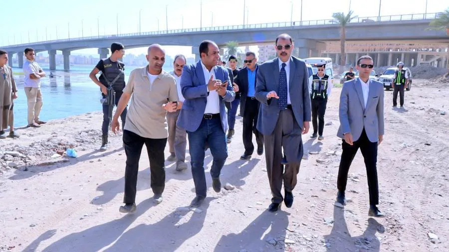 محافظ سوهاج يقوم بجولة في المرحلة الثانية لكورنيش أخميم بطول 3 كيلومترات ويشدد على أن المشروع يمثل تحولاً كبيراً في مجالات الترفيه والسياحة. محافظ سوهاج يقوم بجولة في المرحلة الثانية لكورنيش أخميم بطول 3 كيلومترات ويشدد على أن المشروع يمثل تحولاً كبيراً في مجالات الترفيه والسياحة.