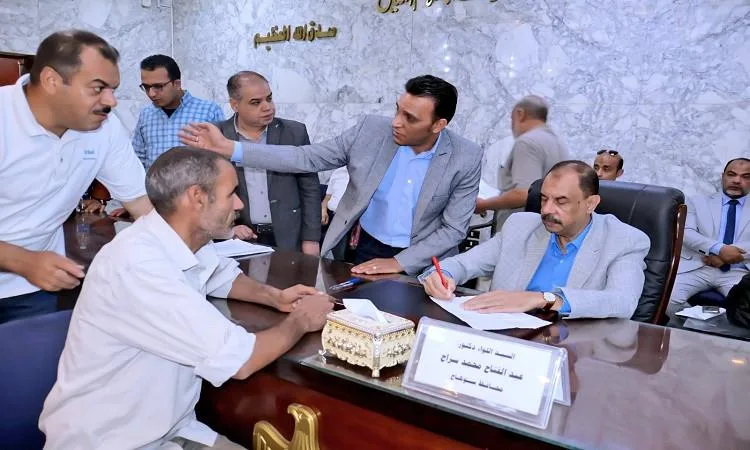محافظ سوهاج ينظم اللقاء الأسبوعي مع المواطنين لمناقشة شكاواهم. محافظ سوهاج ينظم اللقاء الأسبوعي مع المواطنين لمناقشة شكاواهم.