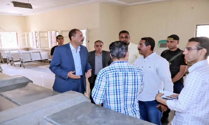 محافظ سوهاج يوجه بإجراء تحقيق مع مدير مركز طب الأسرة بأولاد حمزة و11 موظفًا.