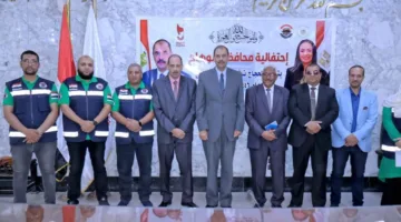 محافظ سوهاج يوزع تأشيرات وتذاكر الحج على الفائزين في قرعة حج الجمعيات الأهلية