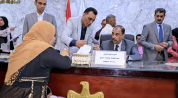 محافظ سوهاج يُنظم لقاءً أسبوعيًا مع المواطنين للاستماع إلى شكاواهم واحتياجاتهم