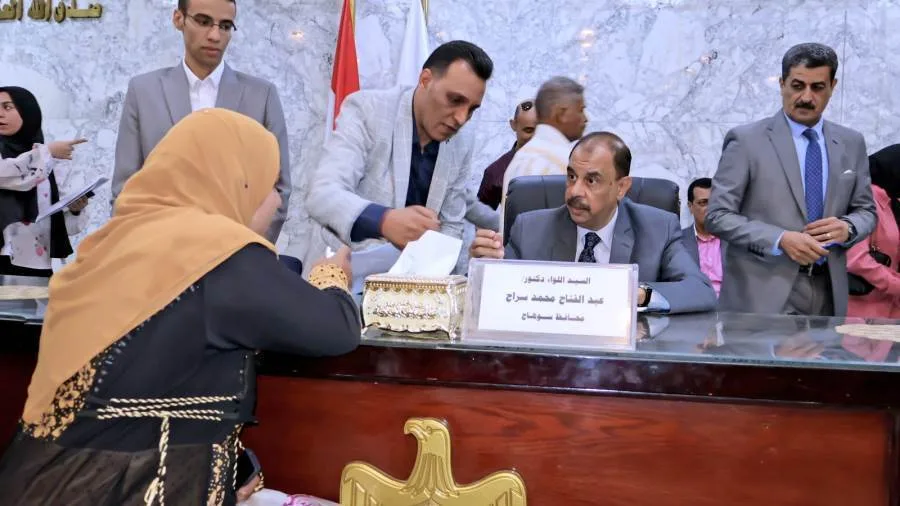 محافظ سوهاج يُنظم لقاءً أسبوعيًا مع المواطنين للاستماع إلى شكاواهم واحتياجاتهم محافظ سوهاج يُنظم لقاءً أسبوعيًا مع المواطنين للاستماع إلى شكاواهم واحتياجاتهم