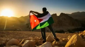 محافظ عمان يوجه بالقبض على شابين قاما بإزالة علم الأردن