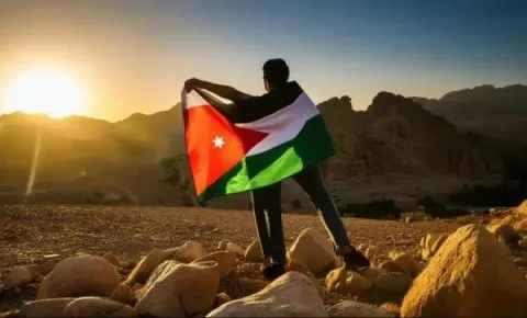 محافظ عمان يوجه بالقبض على شابين قاما بإزالة علم الأردن محافظ عمان يوجه بالقبض على شابين قاما بإزالة علم الأردن