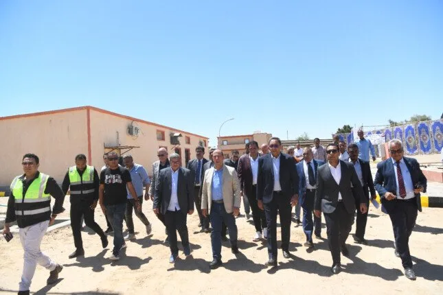 محافظ قنا ورئيس الجهاز المركزي للتعمير يتفقدان مزرعة دواجن قنا