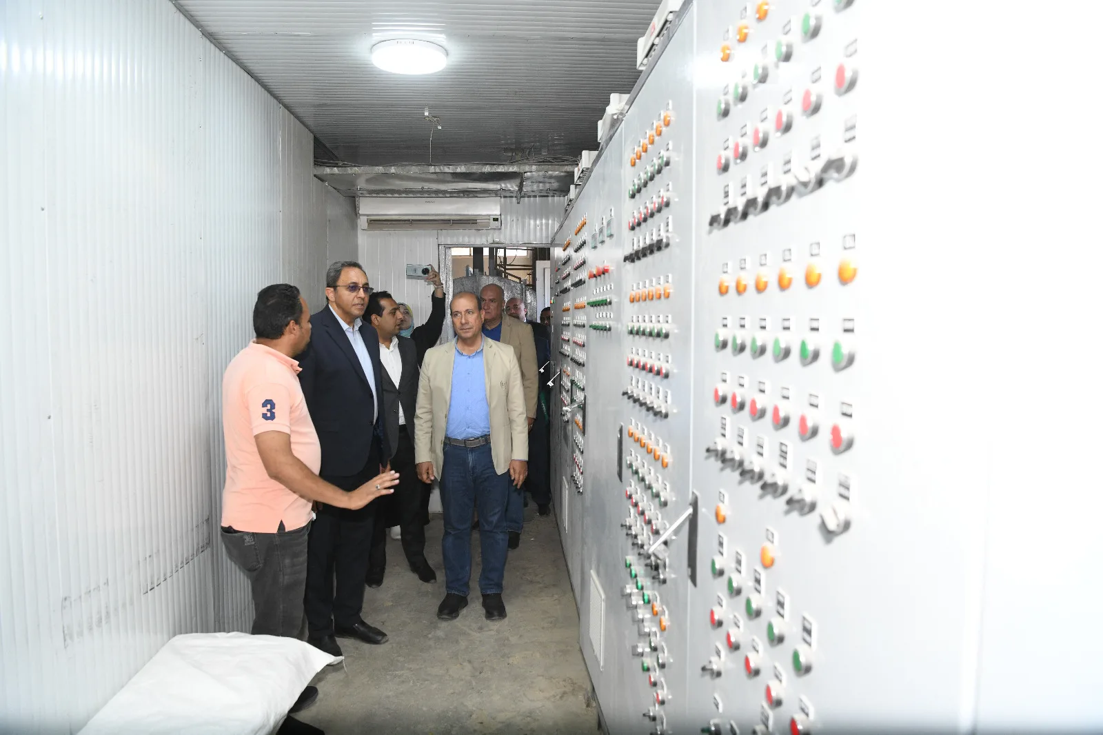 محافظ قنا ورئيس الجهاز المركزي للتعمير يتفقدان مزرعة دواجن ومصنعا للأعلاف
