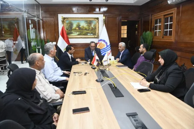 محافظ قنا يتحدث عبر “الفيديو كونفرنس” عن خطط إزالة الاعتداءات واستعدادات عيد الأضحى المبارك محافظ قنا يتحدث عبر “الفيديو كونفرنس” عن خطط إزالة الاعتداءات واستعدادات عيد الأضحى المبارك
