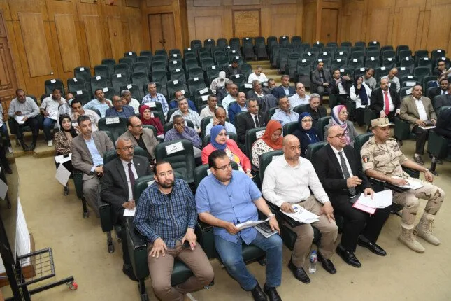 محافظ قنا يترأس اجتماعًا تنفيذيًا موسعًا لمتابعة مشروعات التنمية والخدمات العامة