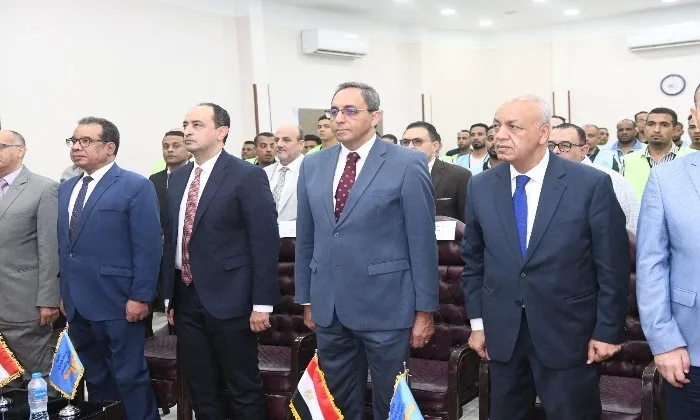 محافظ قنا يزور مركز “عزيمة” ويشارك في حفل تخريج 100 شخص متعافٍ من الإدمان محافظ قنا يزور مركز “عزيمة” ويشارك في حفل تخريج 100 شخص متعافٍ من الإدمان