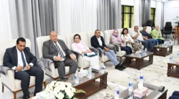محافظ قنا يستقبل وفدًا رفيع المستوى لمناقشة تقدم مشروع «حيّنا» وآفاق تطوير السياحة الريفية في دندرة