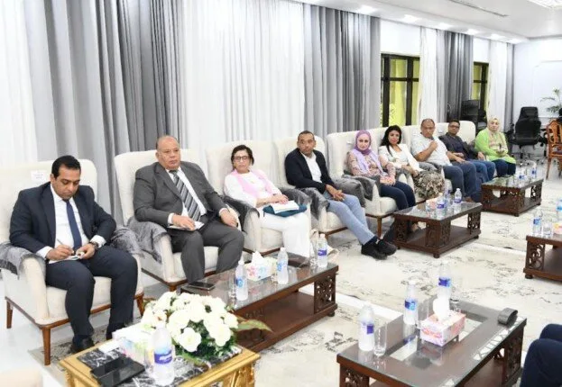محافظ قنا يستقبل وفدًا رفيع المستوى لمناقشة تقدم مشروع «حيّنا» وآفاق تطوير السياحة الريفية في دندرة محافظ قنا يستقبل وفدًا رفيع المستوى لمناقشة تقدم مشروع «حيّنا» وآفاق تطوير السياحة الريفية في دندرة