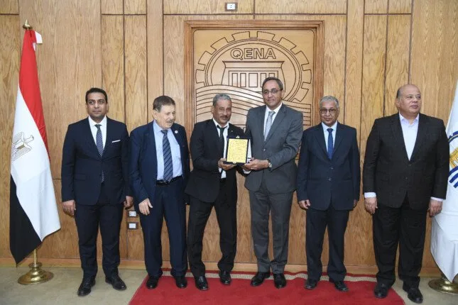 محافظ قنا يشارك في احتفالية عيد العمال ويشيد بدورهم في بناء الوطن