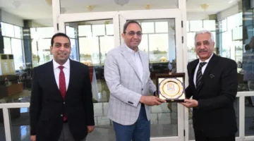محافظ قنا يكرم السكرتير العام تكريماً لإنجازاته المهنية
