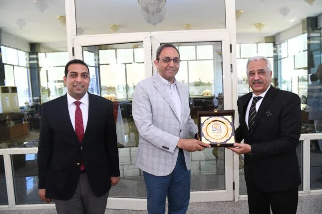 محافظ قنا يكرم السكرتير العام تكريماً لإنجازاته المهنية محافظ قنا يكرم السكرتير العام تكريماً لإنجازاته المهنية