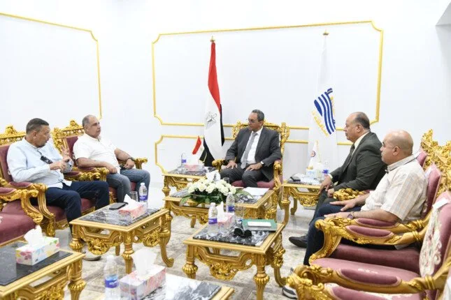 محافظ قنا يناقش مع مسؤولي «النقل النهري» خطوات إصدار تراخيص لمراسي حتحور ودندرة لتسهيل حركة النقل على ضفاف النيل.