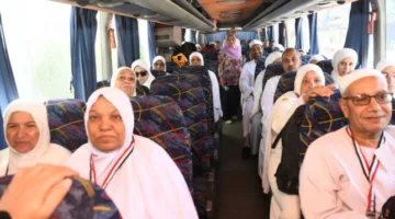 محافظ قنا يودع مجموعة الحجاج في أجواء من الروحانية