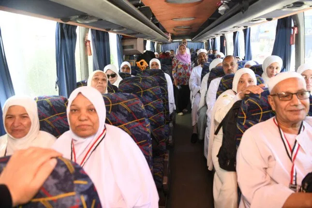 محافظ قنا يودع مجموعة الحجاج في أجواء من الروحانية محافظ قنا يودع مجموعة الحجاج في أجواء من الروحانية