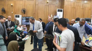 محافظ قنا يوزع جوازات السفر لحجاج بيت الله الحرام من المنظمات الأهلية