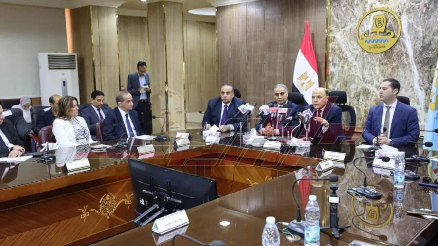 محافظ كفر الشيخ ورئيس جهاز حماية المستهلك يعقدان لقاءً موسعًا مع الغرفة التجارية
