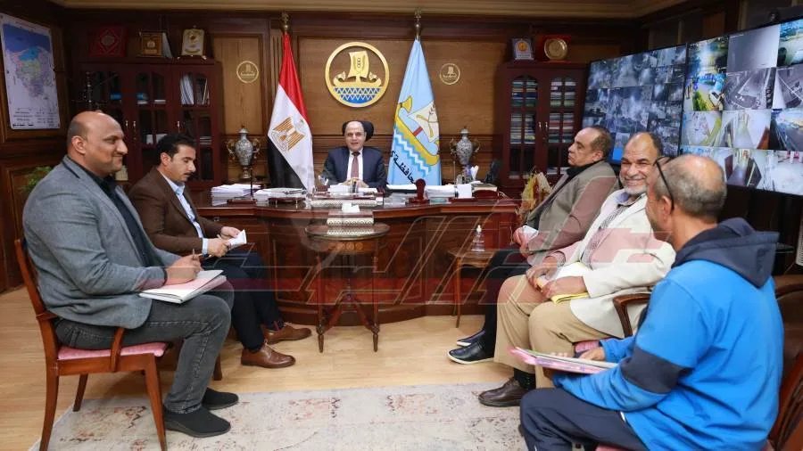 محافظ كفر الشيخ يناقش عددًا من الشكاوى في لقاء المواطنين