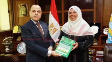 محافظ كفر الشيخ يُسلّم 14 عقد تقنين أراضي أملاك دولة للمستفيدين