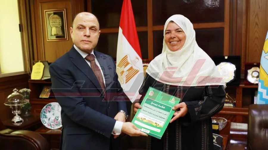 محافظ كفر الشيخ يُسلّم 14 عقد تقنين أراضي أملاك دولة للمستفيدين محافظ كفر الشيخ يُسلّم 14 عقد تقنين أراضي أملاك دولة للمستفيدين