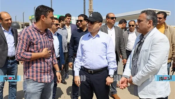 محافظ كفرالشيخ يتفقد أعمال الرصف برافد الطريق الدولي