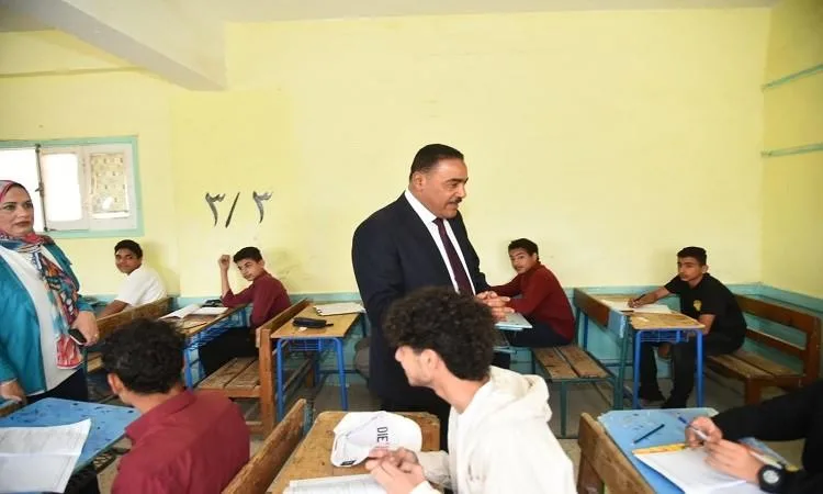 محافظ مطروح يزور بدء امتحانات الشهادة الإعدادية بالمحافظة محافظ مطروح يزور بدء امتحانات الشهادة الإعدادية بالمحافظة