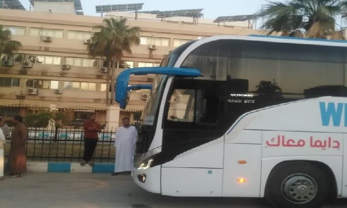 محافظ مطروح يودع حجاج القرعة ويقدم 3 حافلات مجانية إلى مطار القاهرة محافظ مطروح يودع حجاج القرعة ويقدم 3 حافلات مجانية إلى مطار القاهرة