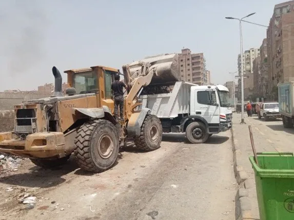 محافظة الجيزة تقوم بشن حملات نظافة واسعة في منطقة المصرف بحي بولاق الدكرور، حيث تم رفع 150 طن من النفايات.