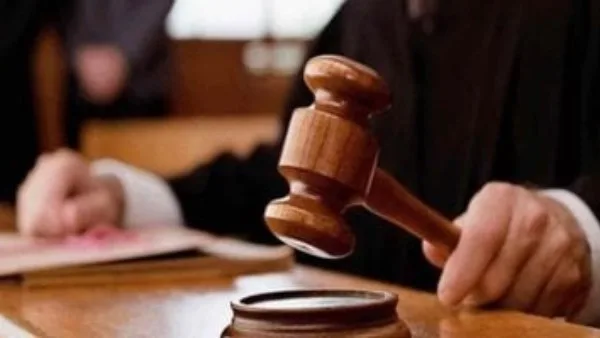 محاكمة 4 أشخاص بتهمة انتحال صفة رجال شرطة .. اليوم