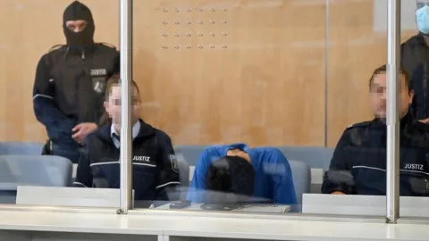 محاكمة سوري يُشتبه بارتباطه بتنظيم الدولة الإسلامية بسبب عملية طعن خلال مهرجان في ألمانيا.