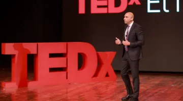 محمد الخولي يتحدث في فعالية TEDx بالجامعة الأمريكية لعرض تجربته الملهمة في عالم التسويق.