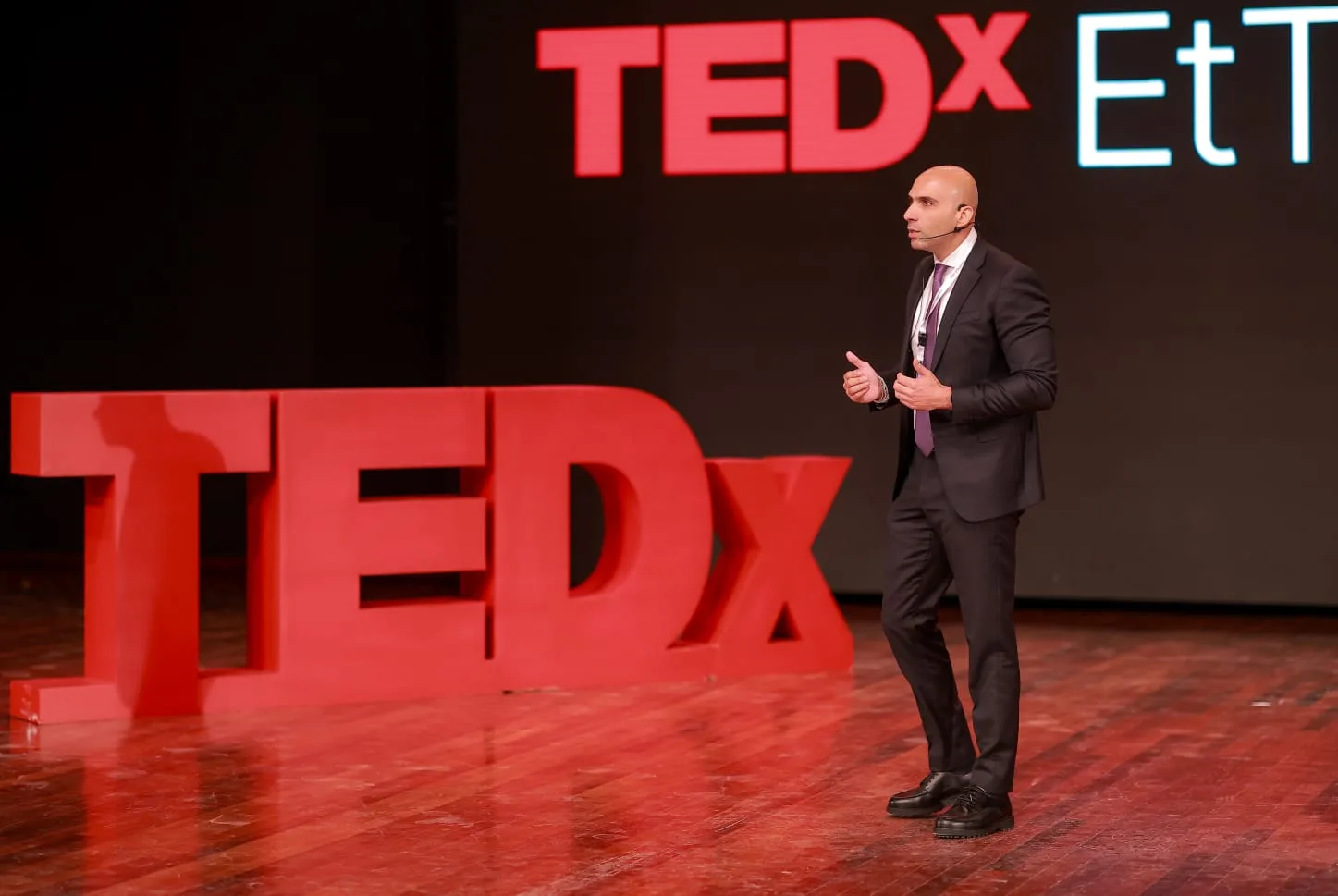 محمد الخولي يتحدث في فعالية TEDx بالجامعة الأمريكية لعرض تجربته الملهمة في عالم التسويق. محمد الخولي يتحدث في فعالية TEDx بالجامعة الأمريكية لعرض تجربته الملهمة في عالم التسويق.