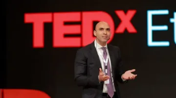 محمد الخولي يشارك في حدث TEDx بالجامعة الأمريكية ليعرض رحلته الملهمة في عالم التسويق.