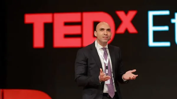 محمد الخولي يشارك في حدث TEDx بالجامعة الأمريكية ليعرض رحلته الملهمة في عالم التسويق. محمد الخولي يشارك في حدث TEDx بالجامعة الأمريكية ليعرض رحلته الملهمة في عالم التسويق.