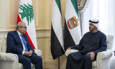 محمد بن زايد ونواف سلام يتناولان العلاقات الثنائية والتطورات الإقليمية