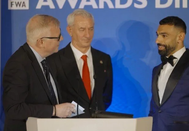 محمد صلاح: أتطلع لأن أكون أول لاعب يحصل على جائزة رابطة الكتاب أربع مرات. محمد صلاح: أتطلع لأن أكون أول لاعب يحصل على جائزة رابطة الكتاب أربع مرات.