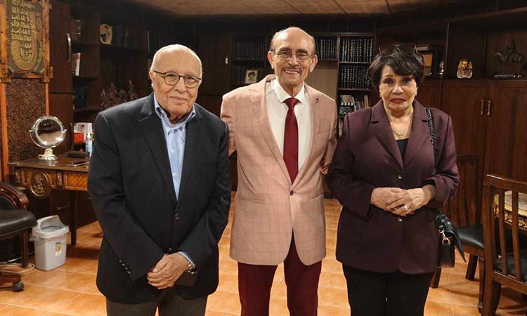 محمد فاضل وفردوس عبدالحميد يشيدان بمسرحية "فارس يكشف المستور" لمحمد صبحي