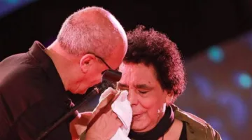 محمد منير يتأثر عاطفياً ويدفع مواقع التواصل الاجتماعي للحديث.. إليكم التفاصيل