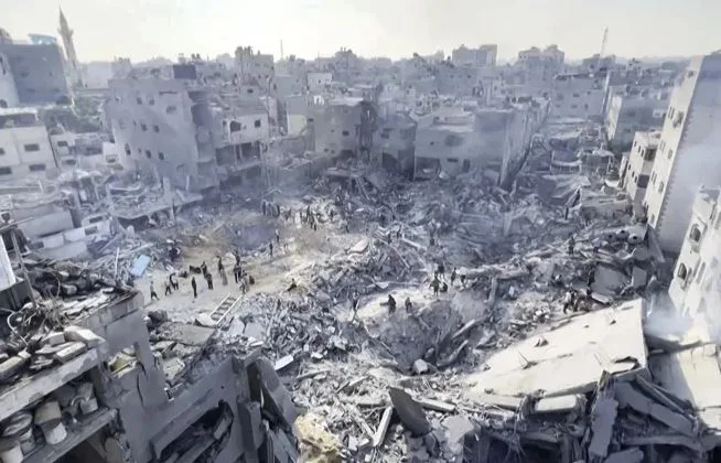 غزة: ارتفاع عدد ضحايا مذبحة الاحتلال في مخيم البريج إلى 23 شهيدًا غزة: ارتفاع عدد ضحايا مذبحة الاحتلال في مخيم البريج إلى 23 شهيدًا