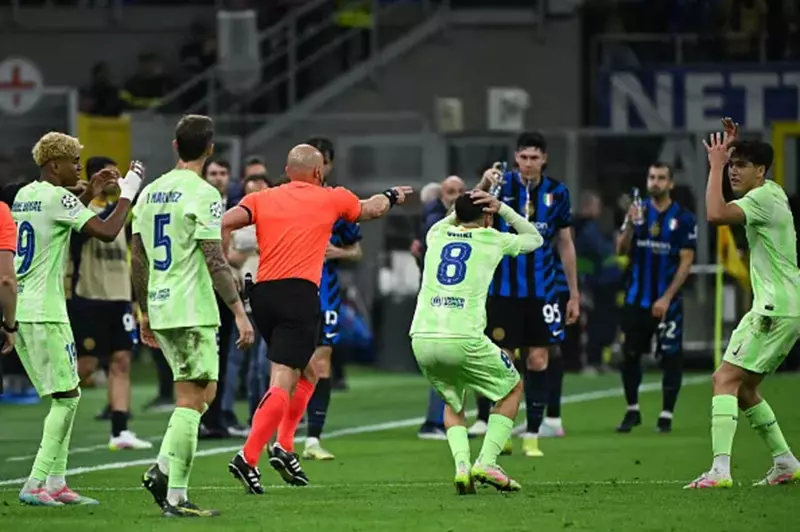 مدافع برشلونة: الموسم لم ينته بعد.. وليس لدينا شك في النهوض مجددًا