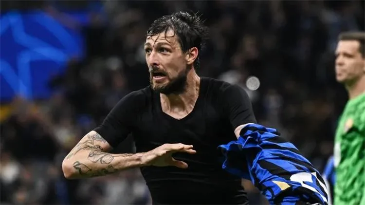 مدافع برشلونة يهاجم التحكيم: الجميع شاهدوا التحيز لانتر ميلان.. وتصرف أتشيربي أغضبني
