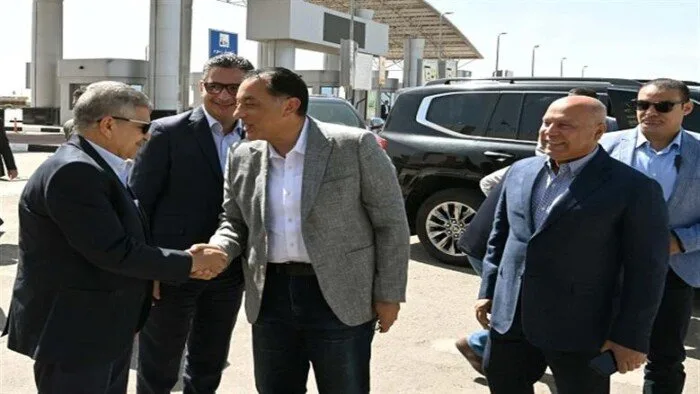 مدبولي يتفقد شركة قناة السويس للحاويات بميناء شرق بورسعيد