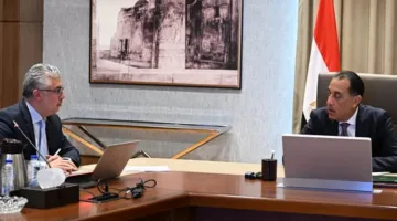 مدبولي يستعرض مع رئيس هيئة قناة السويس الاقتصادية آخر مستجدات المشاريع الاستثمارية في المنطقة