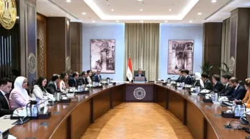 مدبولي يستقبل فريقًا من شركة سامسونج ويشدد على ضرورة تعزيز الصناعات التكنولوجية المحلية