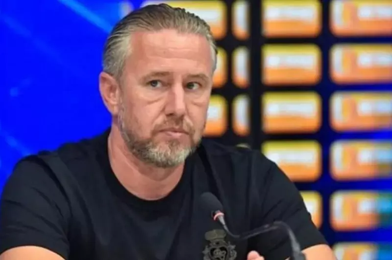 مدرب الترجي السابق يكشف عن مفاوضات الزمالك لتولي تدريب الفريق بدلاً من بيسيرو. مدرب الترجي السابق يكشف عن مفاوضات الزمالك لتولي تدريب الفريق بدلاً من بيسيرو.