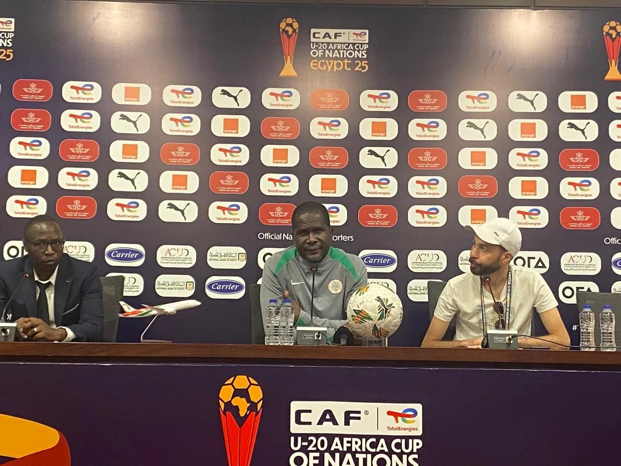 مدرب منتخب نيجيريا تحت 20 عاماً: سعيد بالميدالية البرونزية والمباراة كانت تحدياً كبيراً مدرب منتخب نيجيريا تحت 20 عاماً: سعيد بالميدالية البرونزية والمباراة كانت تحدياً كبيراً