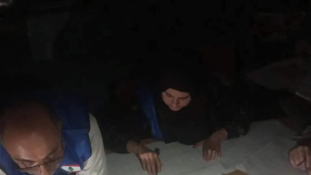 مدرسة "مقطوعة كهربتها".. بالصورة: هكذا يتم الفرز!