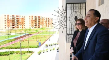رئيس الوزراء يوزع عدداً من عقود وحدات مشروع “سكن لكل المصريين” في مدينة أكتوبر الجديدة